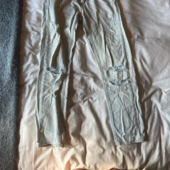 Anthropologie - Lightwash Denim Jeans - Low Rise Distressed Cropped Slim Fit - Picture 11 of 15